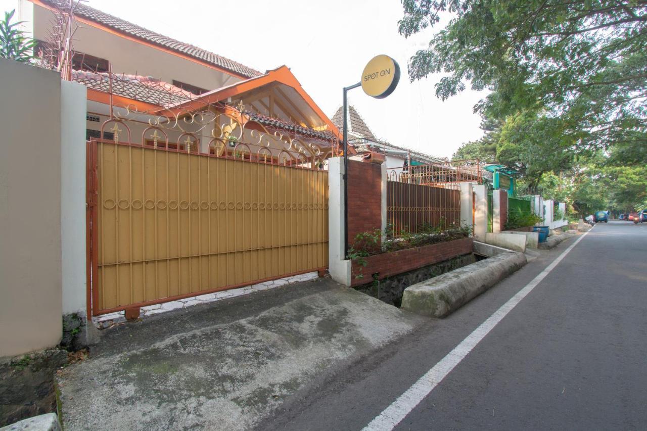 Hotel Spot On 3218 Bee Palm Family Syariah Malang Exterior foto