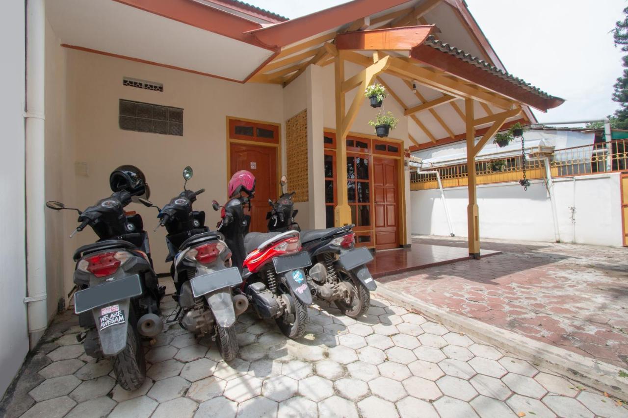 Hotel Spot On 3218 Bee Palm Family Syariah Malang Exterior foto