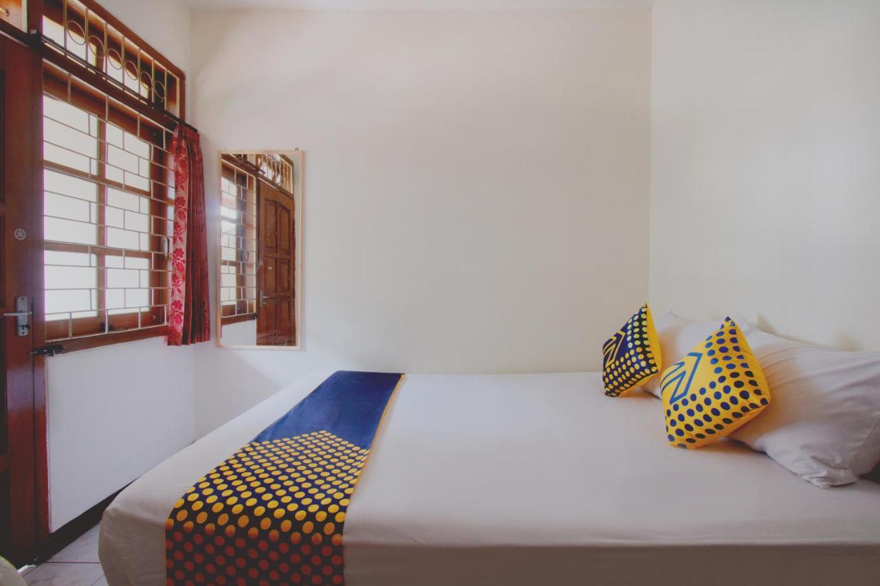 Hotel Spot On 3218 Bee Palm Family Syariah Malang Exterior foto